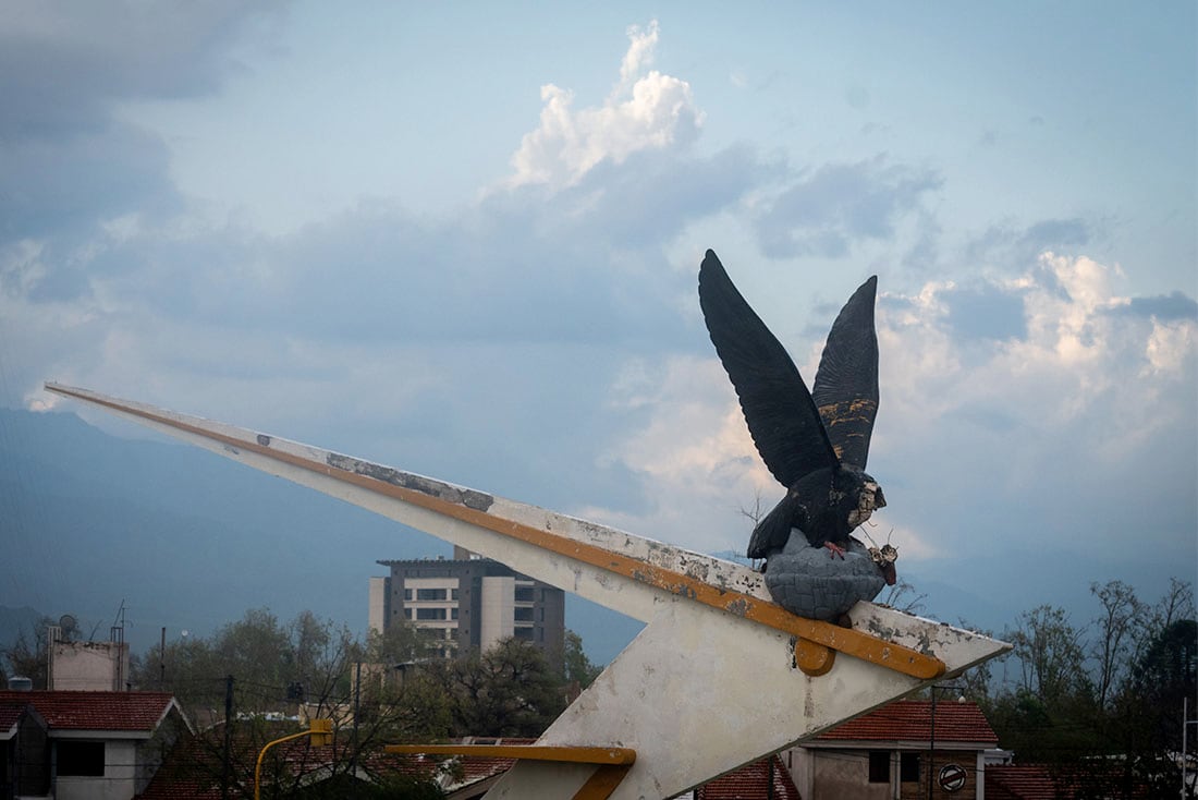 El monumento del Cóndor del Acceso Este perdió la cabeza debido a la fuerte tormenta de lluvia y granizo.