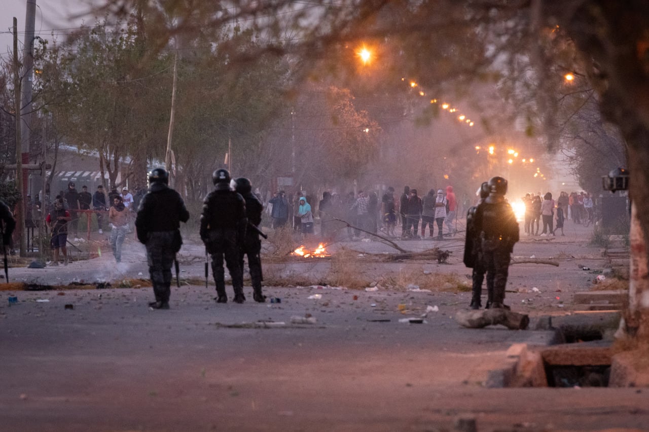 Un grupo de personas intentó saquear un supermercado Atomo de la calle Independencia y Laprida de Las Heras durante la tarde, pero la Policía logró detenerlos a tiempo. Sin embargo, se dispersaron y comenzaron a robar en negocios de la zona causando daños en vidrieras y saqueando a pequeños comercios.

Foto: Ignacio Blanco / Los Andes 