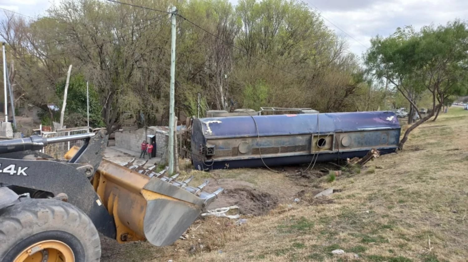 Camión cisterna se desprendió y terminó en la banquina