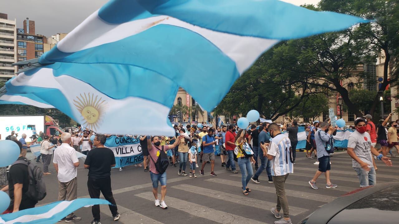 Numeroso grupo de personas marchó en Córdoba contra la legalización del aborto.