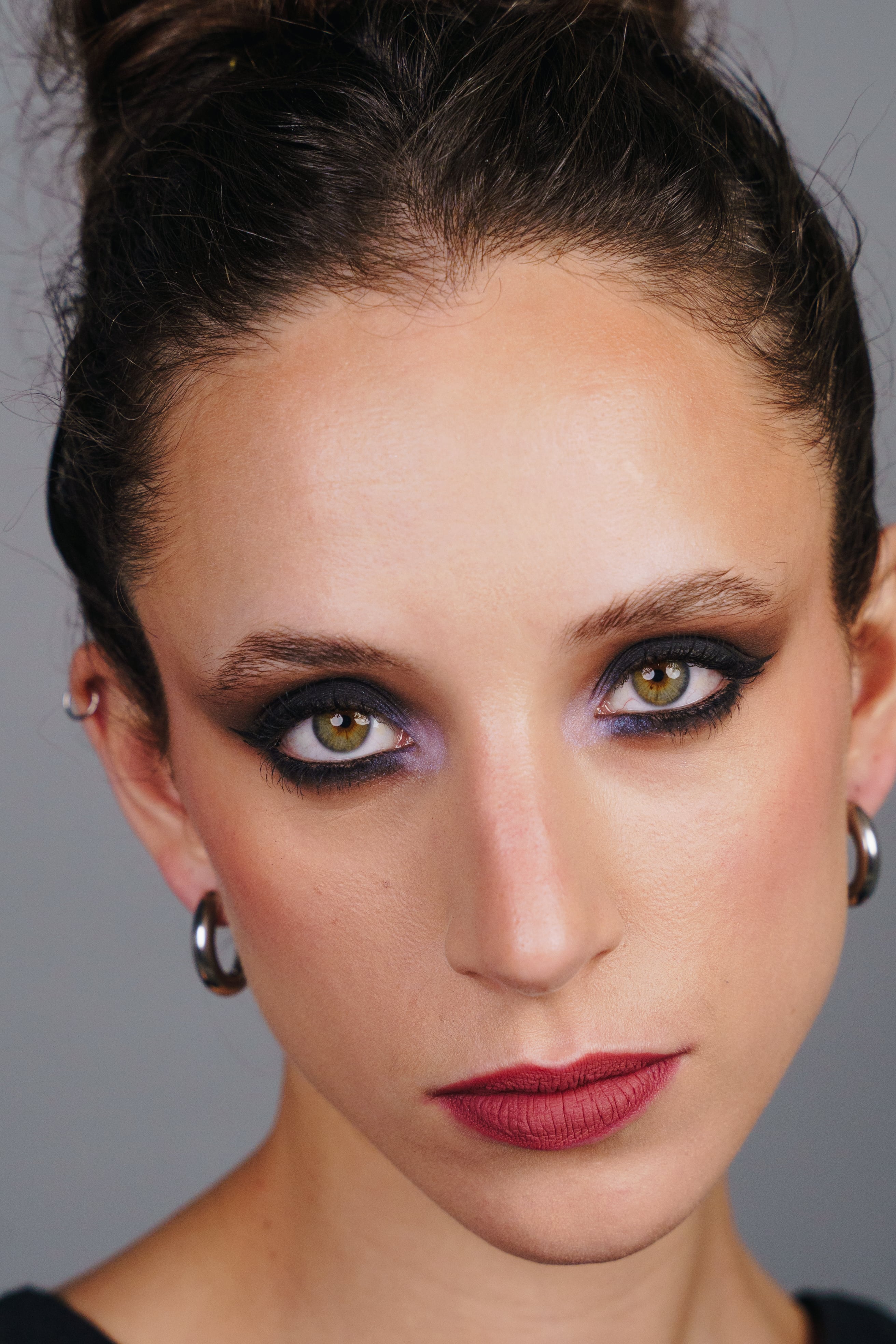 Grunge Eyes y Blush: Las Tendencias de Maquillaje que Dominarán el Otoño-Invierno 2025