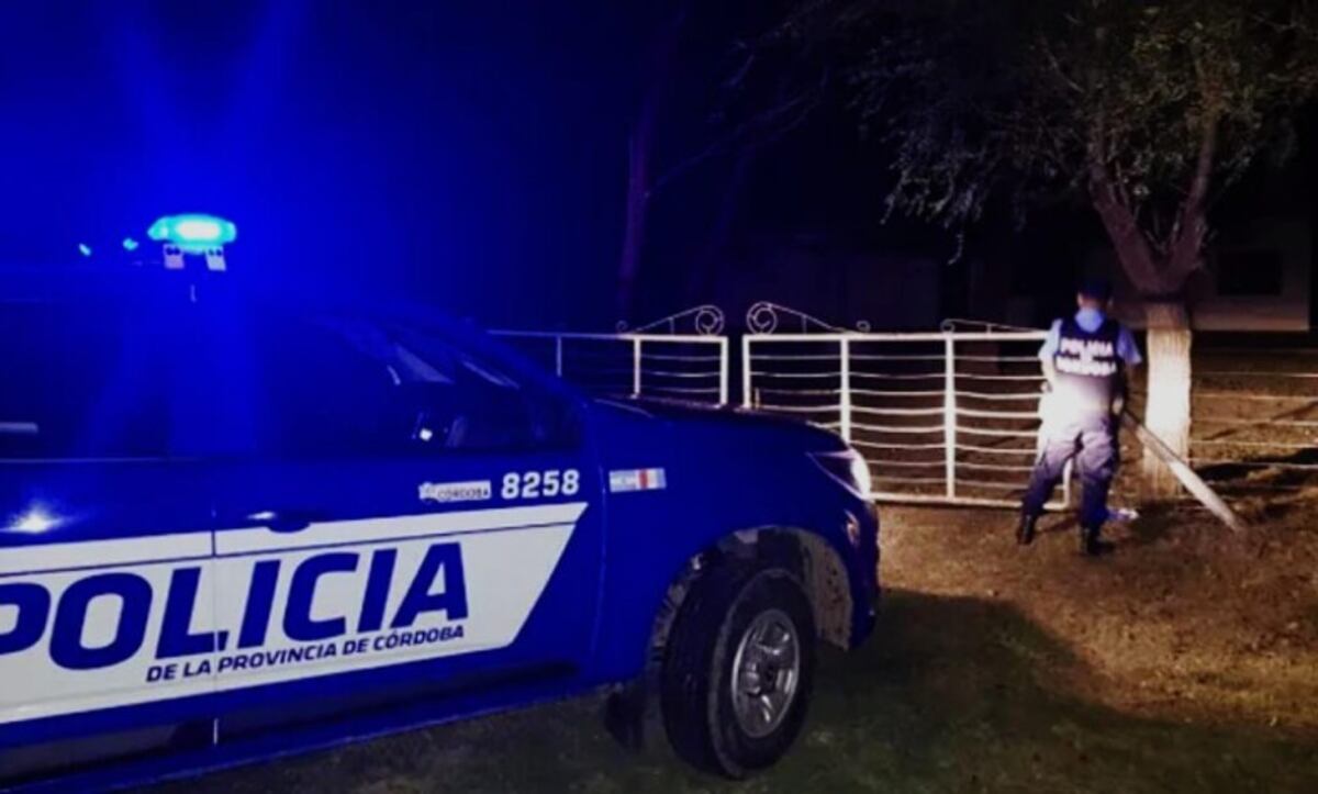 Persecución en La Serranita: ladrones robaron un auto, la policía los encontró y se escaparon a pie