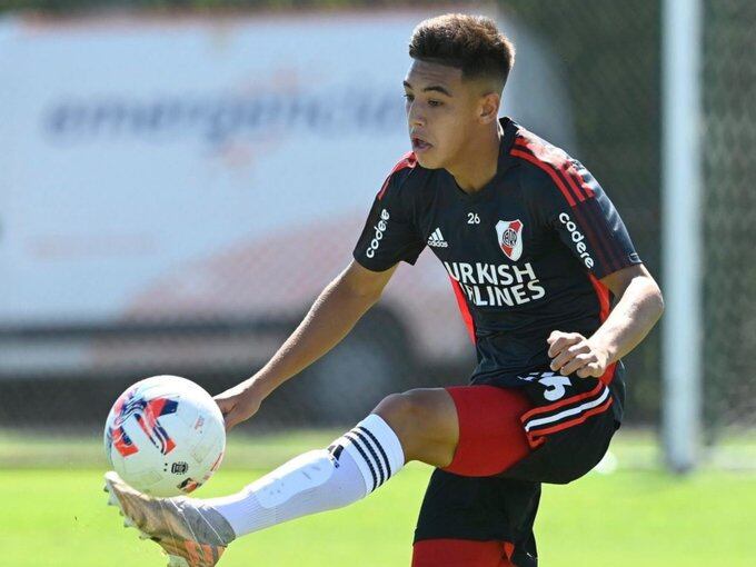 Leandro Peña Biafore (2003), Matías Gallardo (2003) y Alexis Araujo (2004), jugadores de la Reserva de River, formaron parte este miércoles del entrenamiento del plantel de Primera División. (Prensa River).