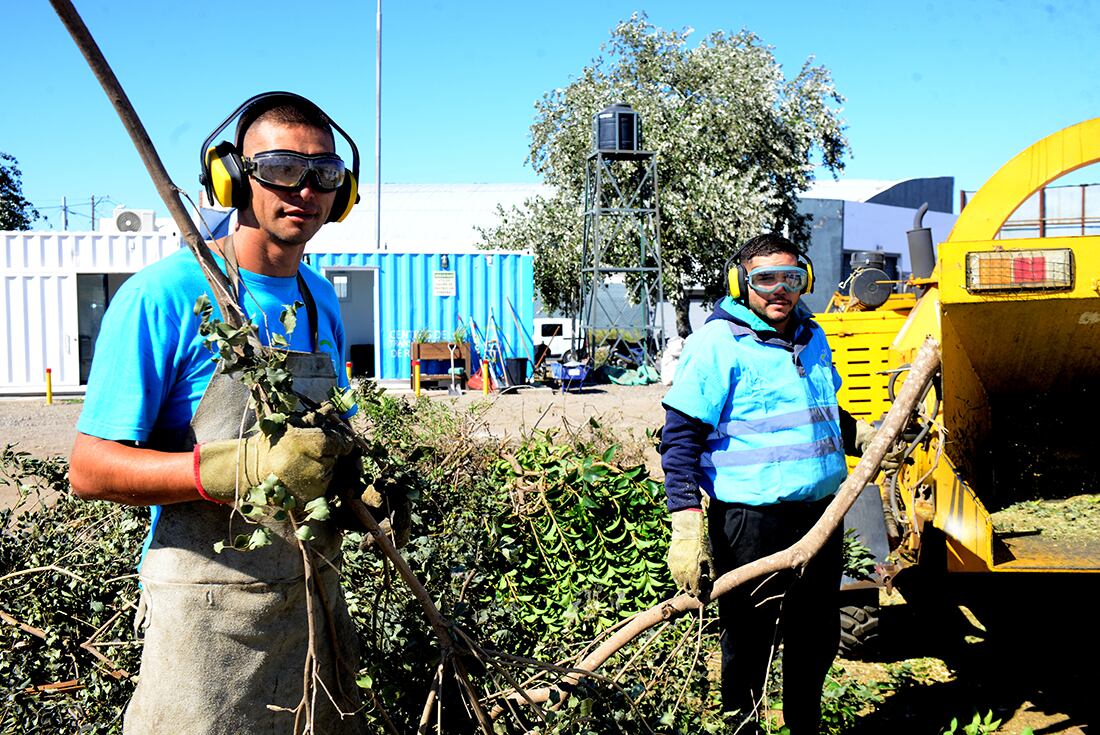 Maximiliano y Carlos Monjes eran cartoneros y ahora trabajan en un Centro de transferencia de residuos Rancagua. (José Gabriel Hernández / La Voz)