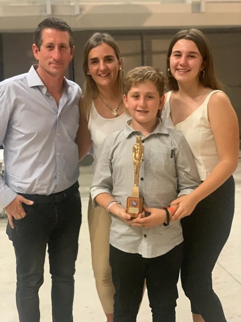 Francisco Figueroa, junto a su familia y su premio Huarpe.