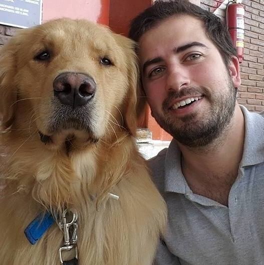 Pablo trabaja con Atila, un Golden Retriever entrenado