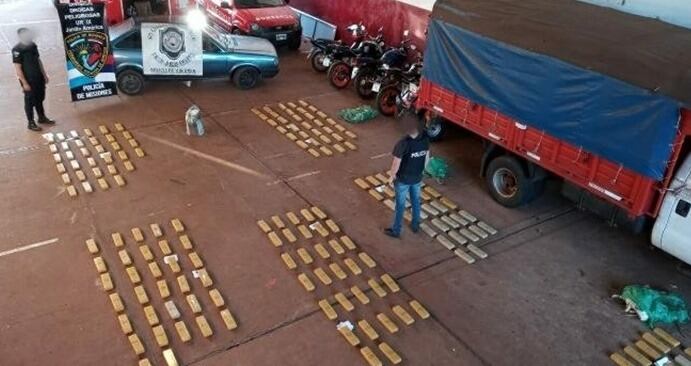 Incautan casi 250 kilogramos de marihuana en un auto abandonado en Jardín América.