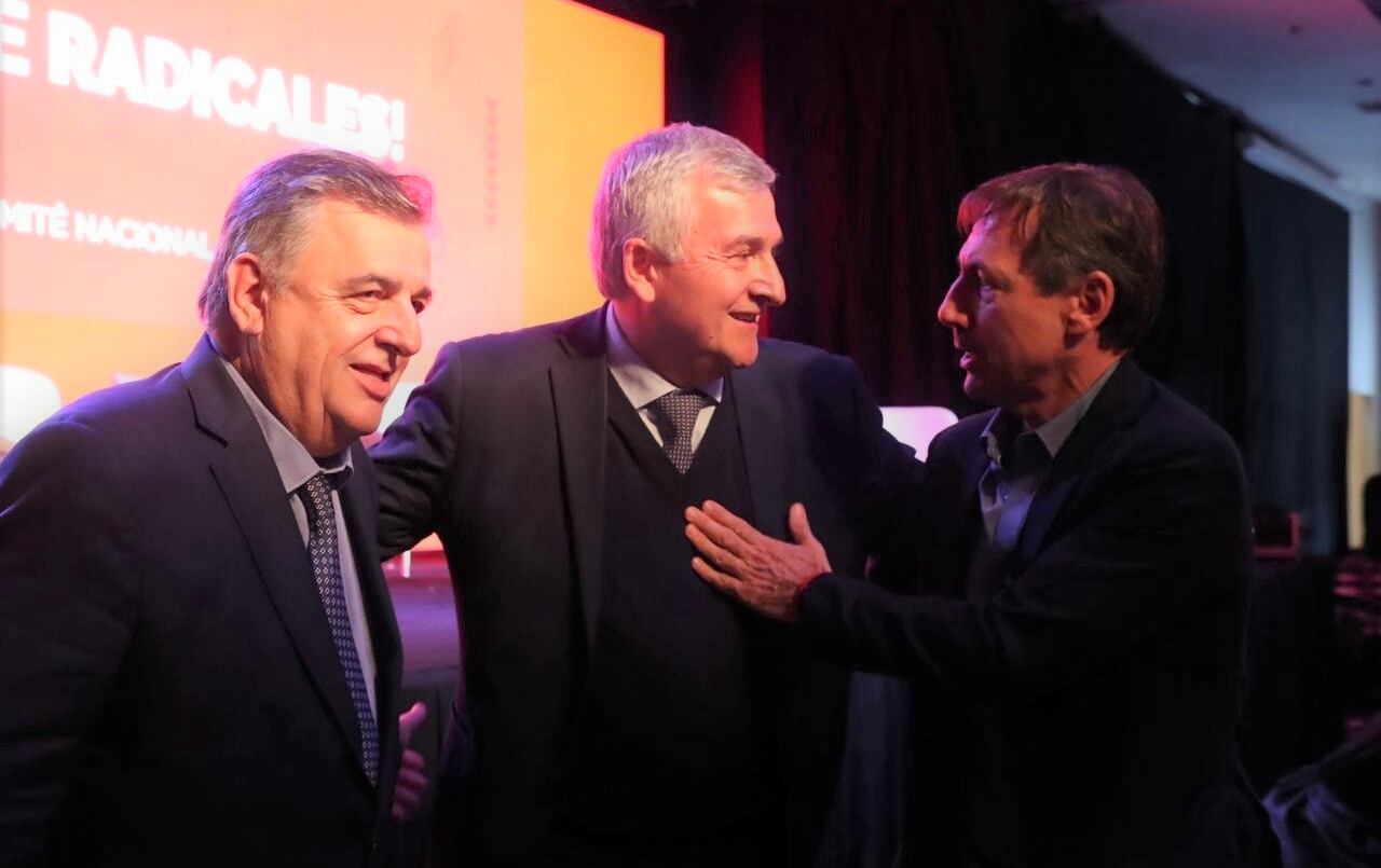 Los legisladores nacionales Mario Negri y Luis Naidenoff, principales dirigentes de la UCR, dialogan con el gobernador Morales, presidente partidario, en el Foro Nacional de Intendentes Radicales.