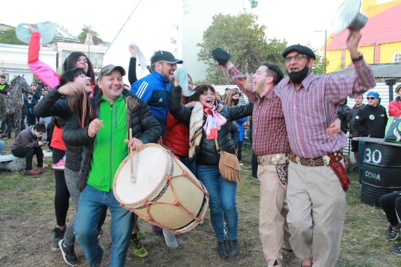 Festejos de la mejor hinchada del certamen y de la tarde.