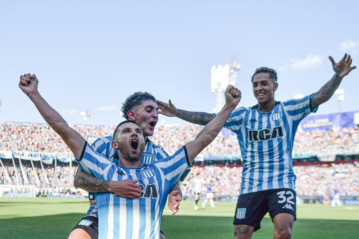 Instituto: la camiseta de Maravilla Martínez en manos de una hincha de Racing... y de la Gloria