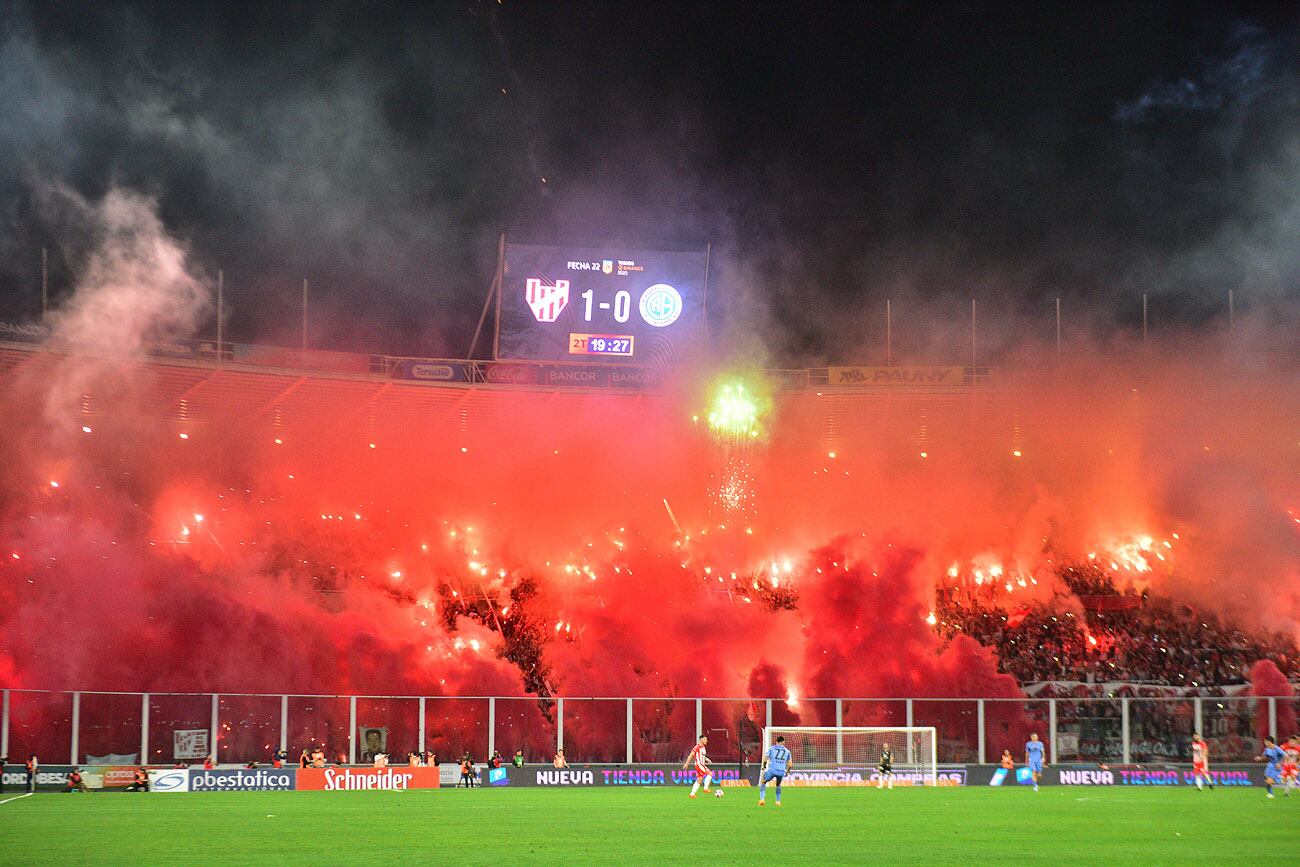 El Cosedepro multo a Instituto y Belgrano por el show de bengalas en el clásico jugado el domingo pasado en el Kempes. (Javier Ferreyra / La Voz)