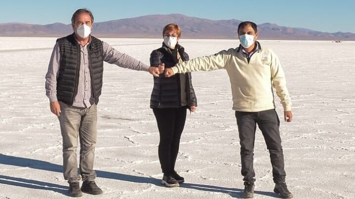 Los candidatos a diputados provinciales Alberto Bernis, Gabriela Burgos y Omar Gutiérrez, a su paso por las salinas jujeñas, donde se extrae el carbonato de litio.