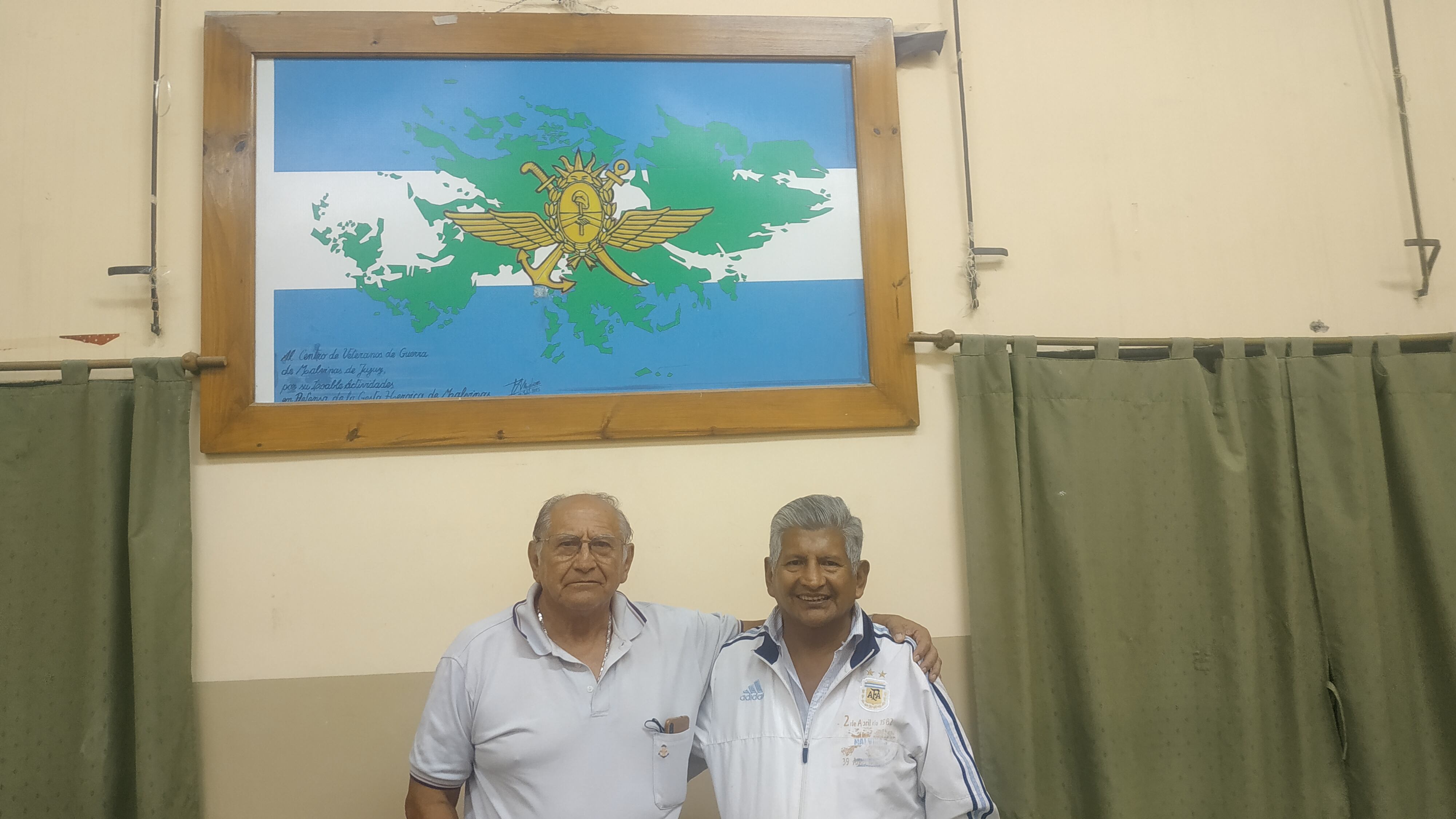 Justo Ramón Zambrano (izq.) junto al excombatiente Paulino Guanuco, presidente del Centro de Veteranos de Guerra de Malvinas de Jujuy.