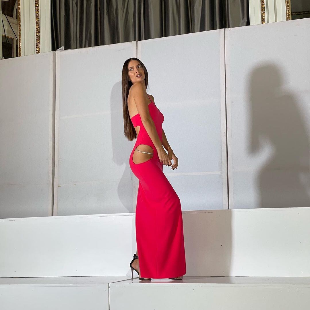 El impactante vestido fucsia con aberturas de Zaira Nara