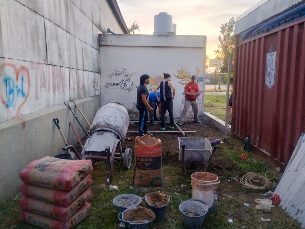 Profesores y alumnos realizan trabajos para finalizar la Sala de Depósito del Teatrillo Municipal Arroyito