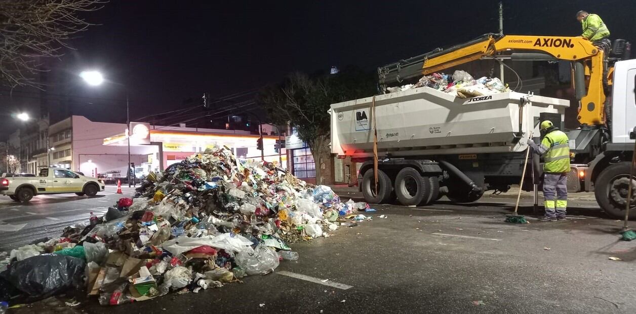 Recolectores de basura y barrenderos trabajan a reglamento en la Ciudad de Buenos Aires. Containers llenos de basura. Foto: Luciano Thieberger / Clarín.