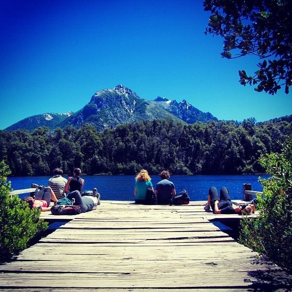 Turistas disfrutando del muelle de Lago Escondido.