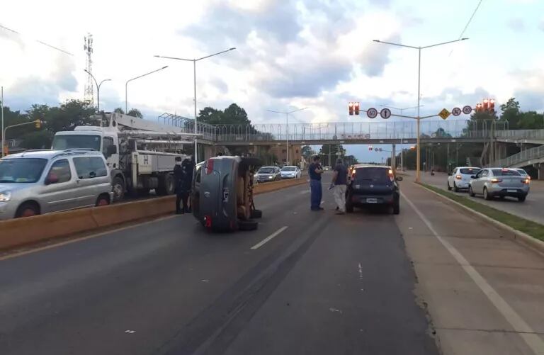 Accidente en Posadas terminó con un vehículo volcado sobre la avenida Tulo Llamosas.