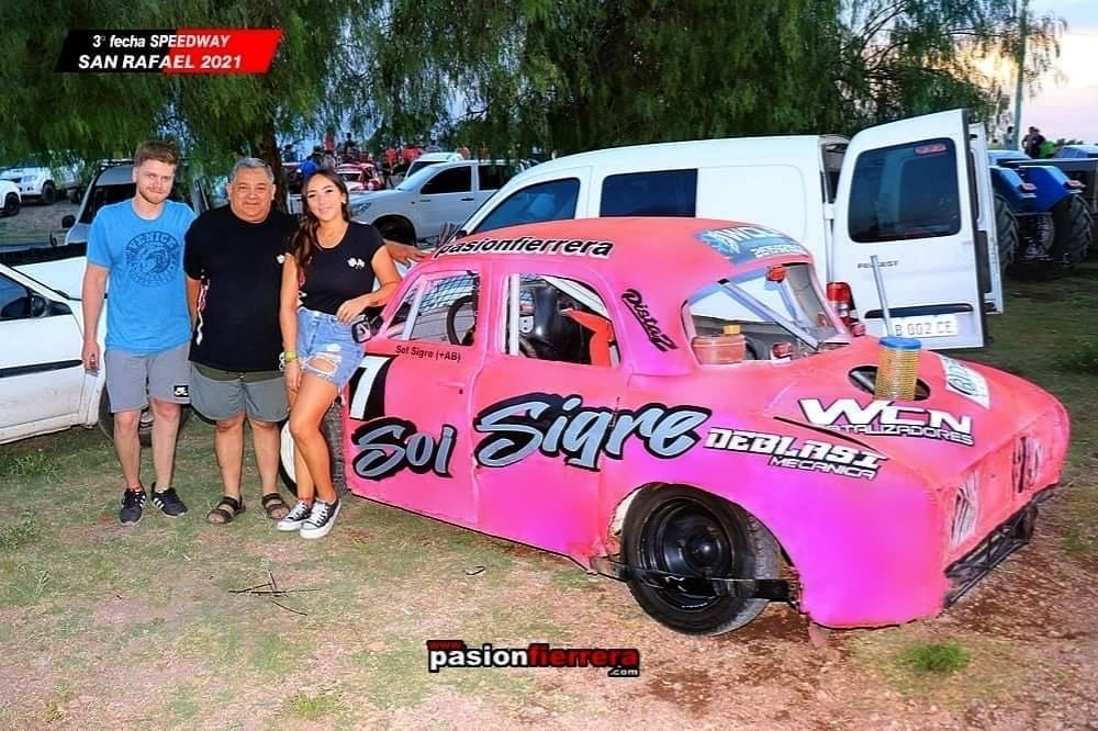 Sol junto a su papá y su novio en el Speedway.