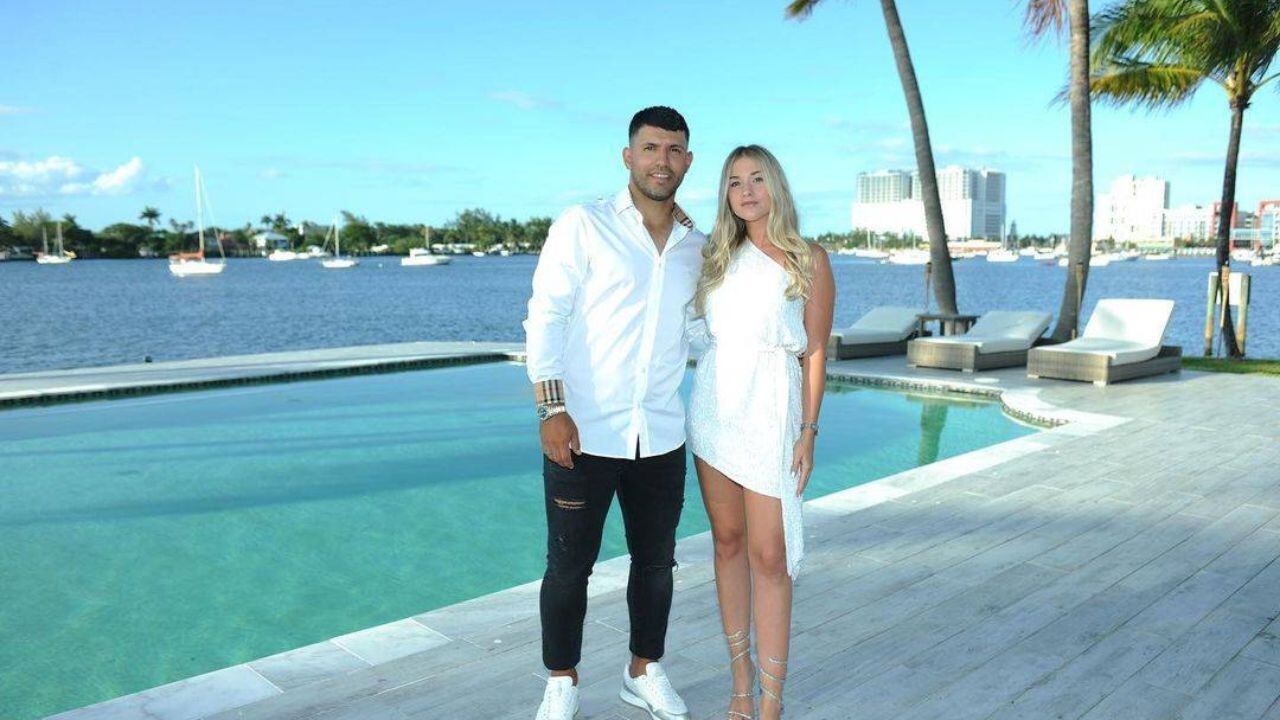 Kun Agüero y Sofía Calzetti en su lujosa mansión de Miami