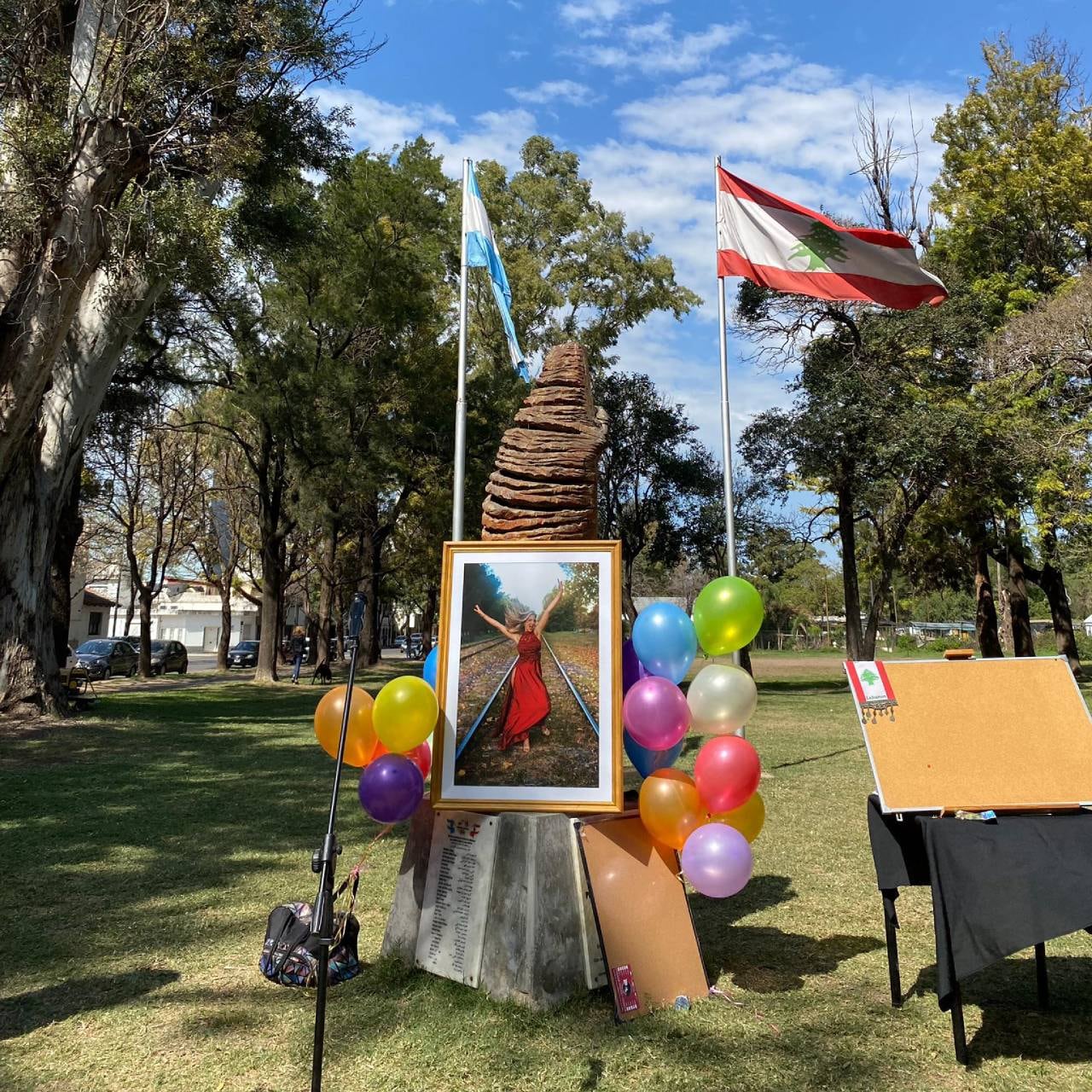 En la plaza Libanesa colocaron un cuadro para homenajear a la docente.