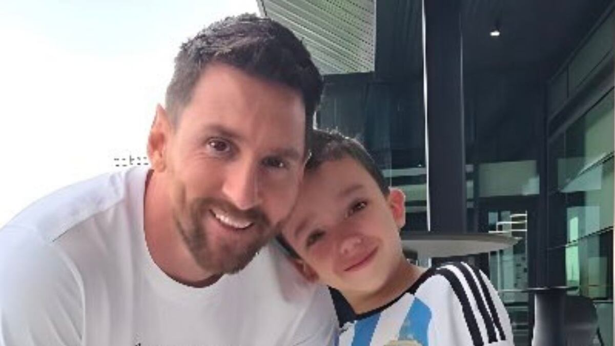 El emocionante encuentro de Lionel Messi y un nene que realiza el mismo tratamiento que debió hacer el jugador