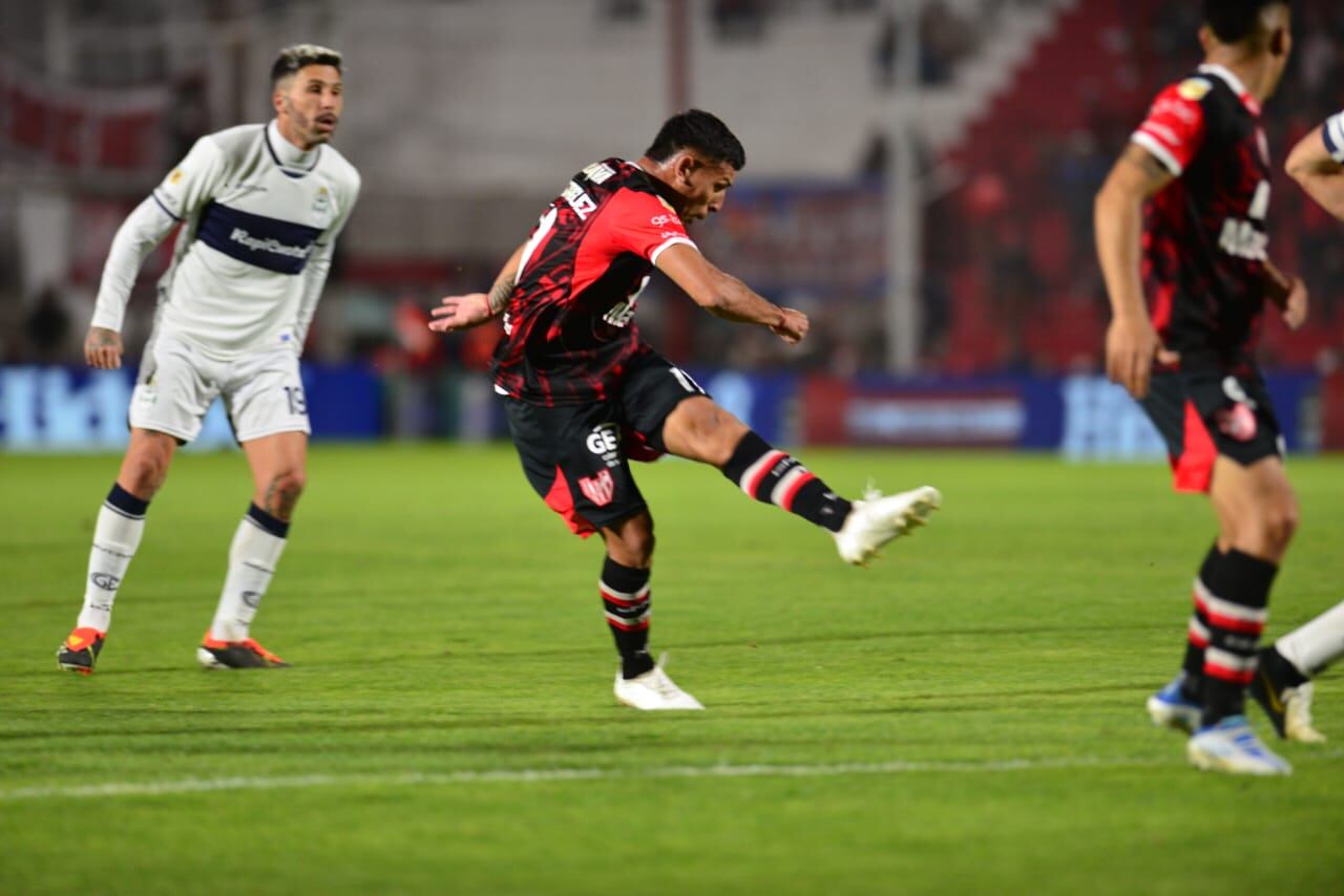 Santiago Rodríguez clavó un golazo para el 1-1 de Instituto con GImnasia, en Alta Córdoba. (Javier Ferreyra / La Voz)