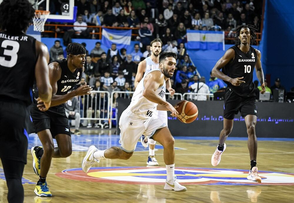 Facundo Campazzo jugó un gran segundo tiempo y Argentina superó a Bahamas en Mar del Plata para acercarse al Mundial 2023. (Fiba)