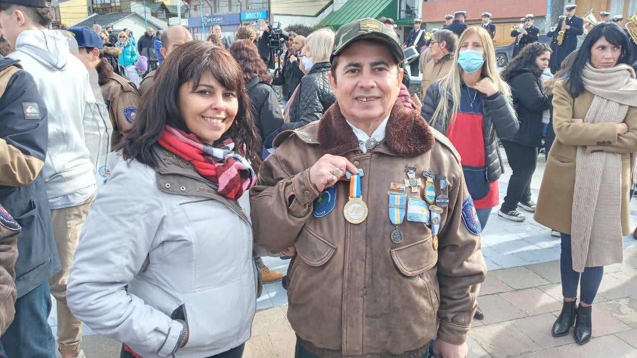 VGM Herminio Rossoli junto a Carolina, una de sus hijas, en la entrega de medallas.