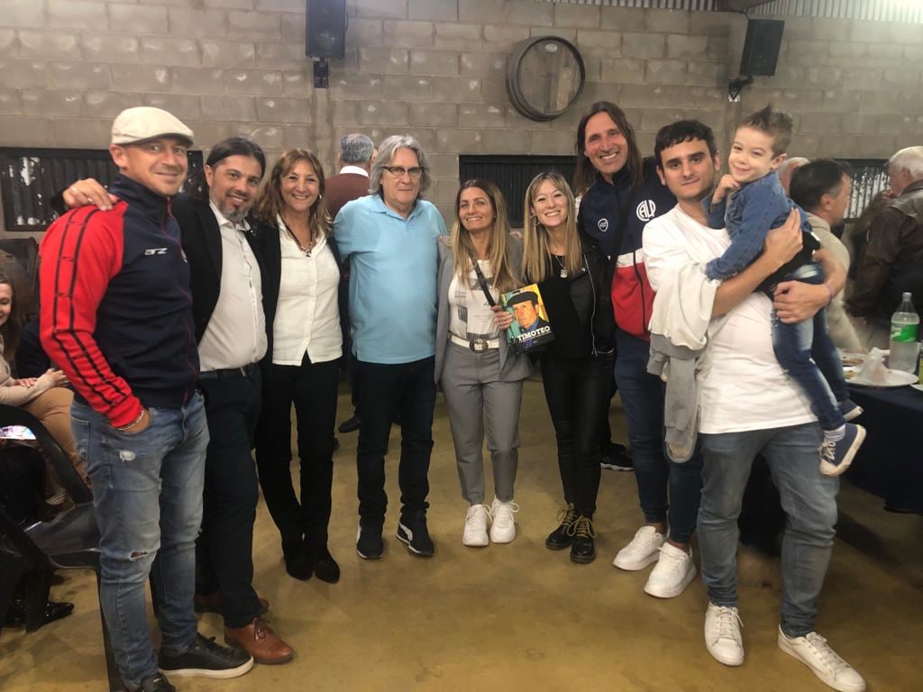 Darío Cavallo, Juan Carlos Olave y su esposa Ariana, junto a la autora del libro Timoteo.