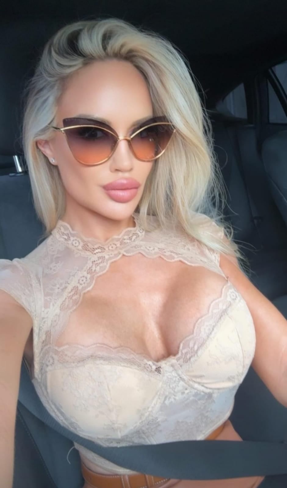 Luciana Salazar encendió Instagram con un corset de encaje y transparencias mega escotado