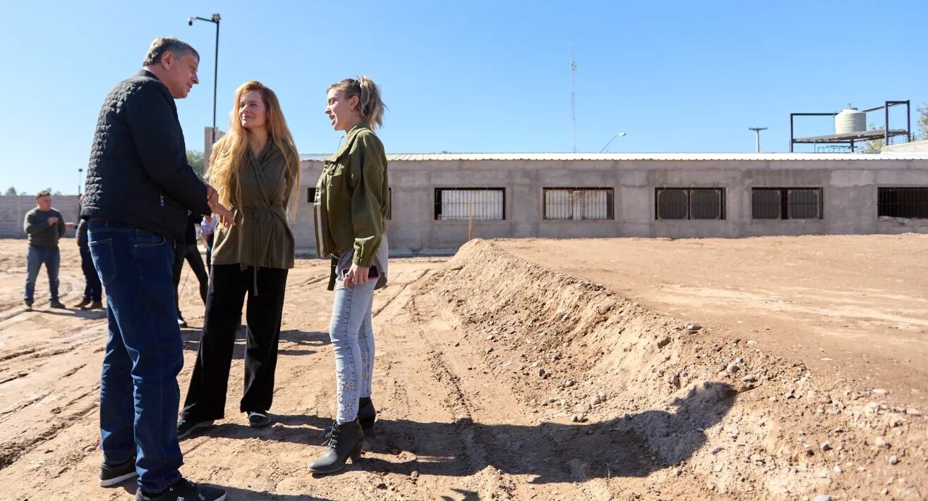 El intendente Daniel Orozco, junto a Jimena Gallardo (presidenta de la Asociación) visitó las obras de Casa Justina y del Centro de día de la Asociación Civil No Más Hambre.