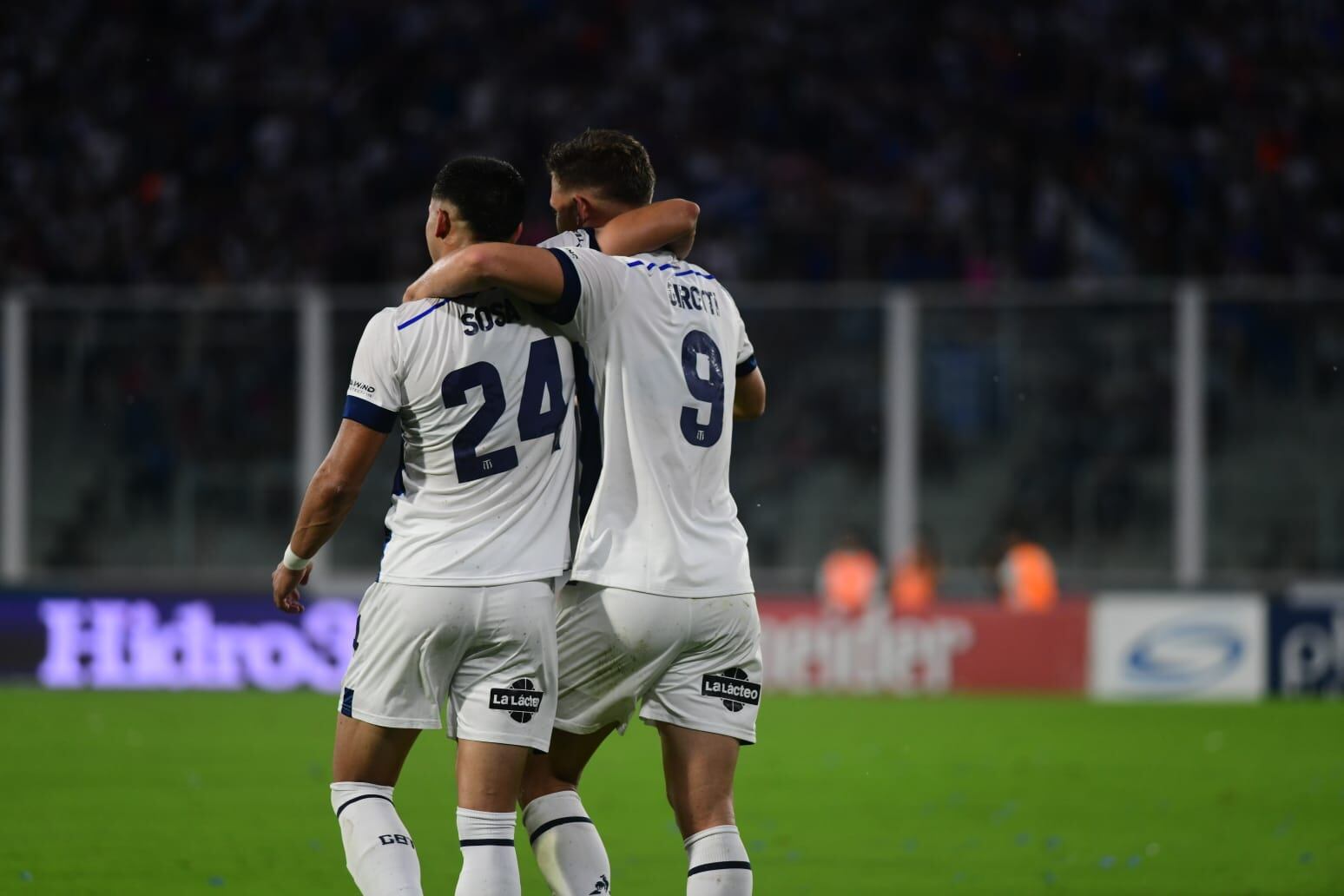 Federico Girotti en el partido de Talleres ante Atlético Tucumán por a Copa de la Liga Profesional en el estadio Mario Alberto Kempes. (La Voz)