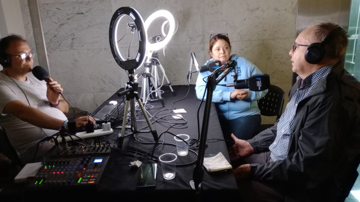 Juanjo Garone (izq.) y Romina Fasani, conductores del programa radial Portal Argentina, entrevistando al ministro de Infraestructura de Jujuy, Carlos Stanic, en el estudio de radio y streaming montado en el Cabildo para la cobertura en tiempo real del 27° Encuentro de Municipios Turísticos.