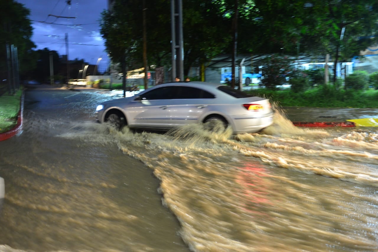 La tormenta dejó calles anegadas en la ciudad de Córdoba. (Javier Ferreyra / La Voz)