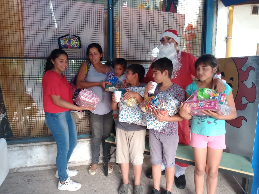 Además de juguete, los chicos también recibieron un alfajor, un delicioso licuado y un rico turrón.