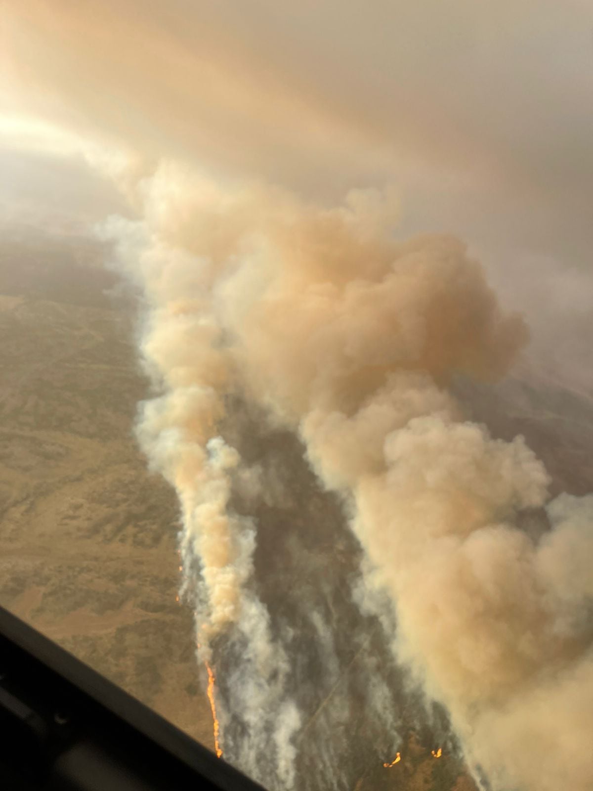 Impresionante columna de humo causada por el incendio (La Voz).