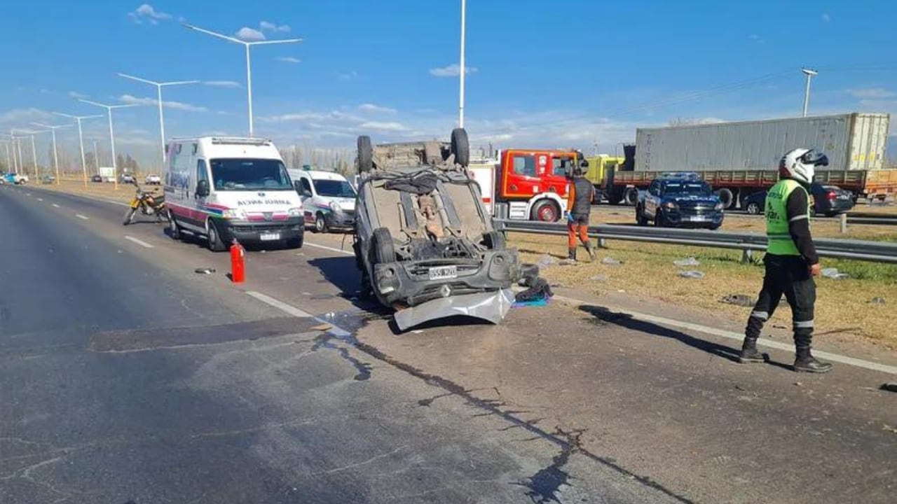 Una camioneta volcó en el Acceso Sur y el conductor está grave.