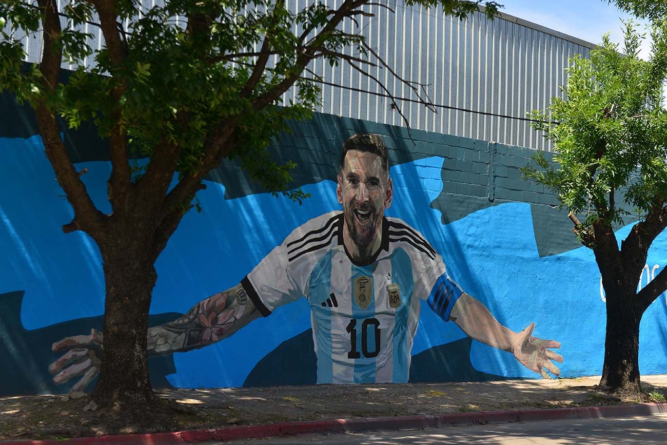 Matias Lofredo artista plástico muralista - Mural de Diego Armando Maradona Messi y Kempes en la costanera norte del río suquia a la altura del puente del Trabajo. (José Gabriel Hernández / La Voz)