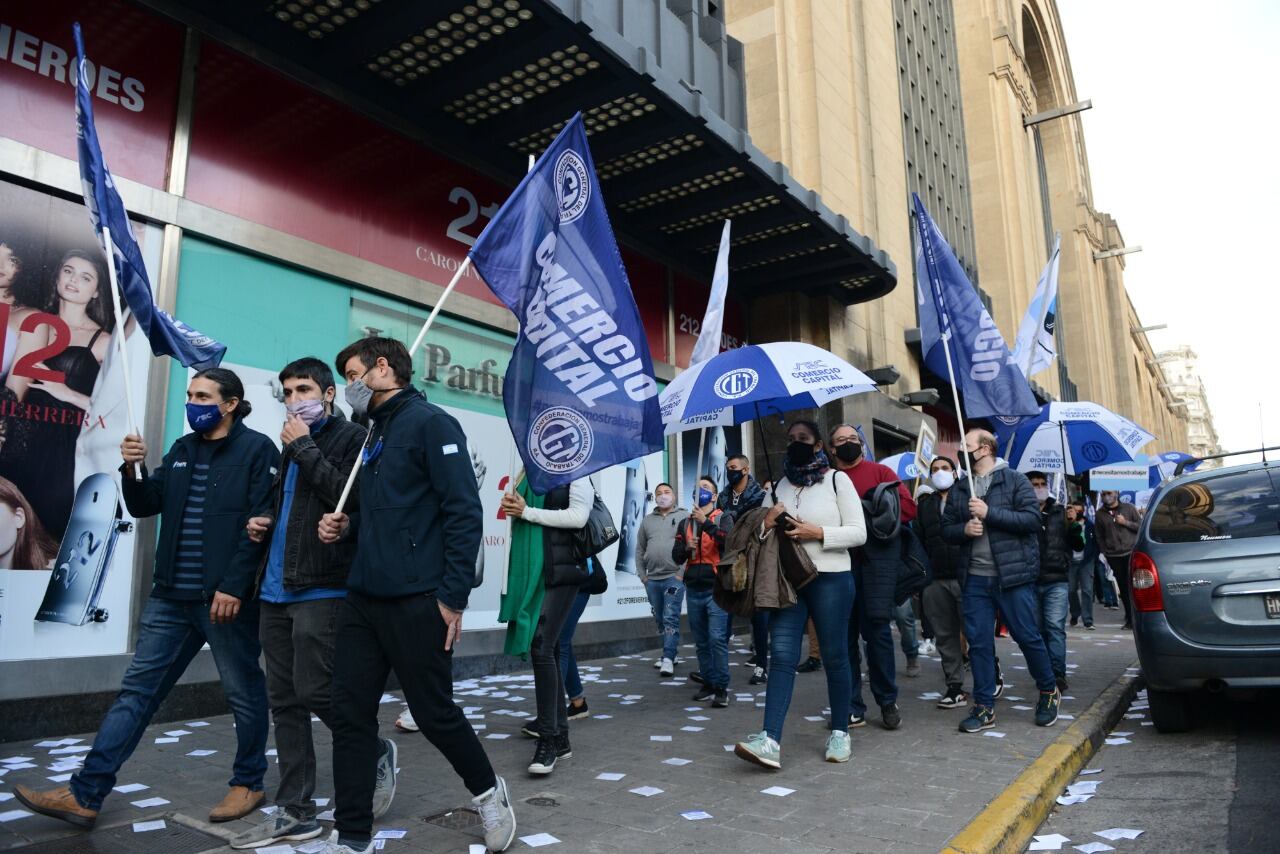 Protestas de los trabajadores de centros comerciales frente al Abasto