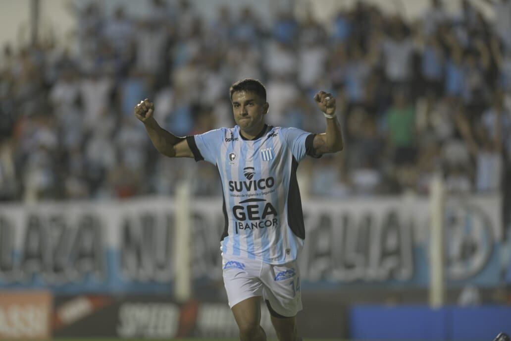 Matías Machado marcó el 1-0 de Racing ante Alvarado en el estadio Miguel Sancho de Nueva Italia. (Javier Ferreyra / La Voz)