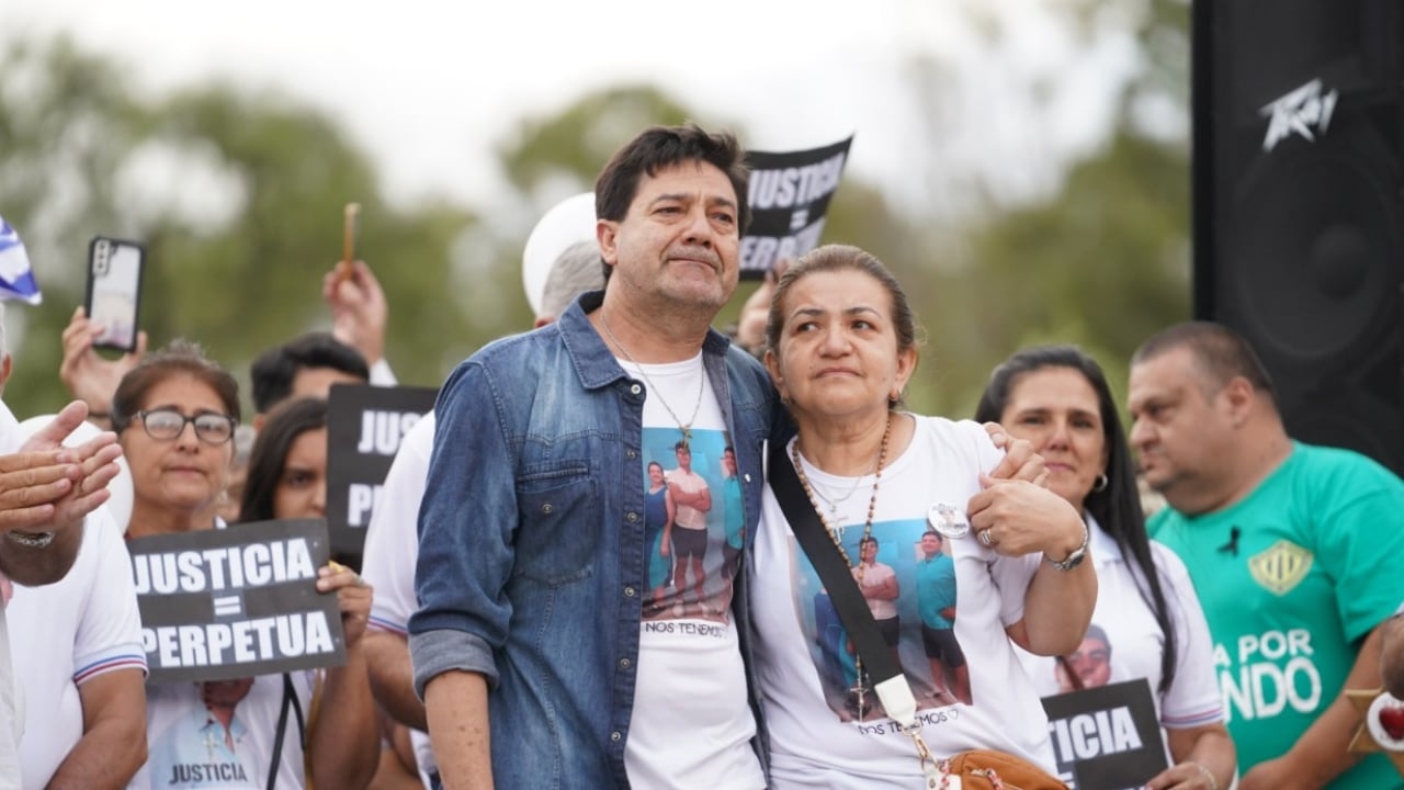 Los padres de Fernando Báez Sosa encabezaban esta tarde una ceremonia interreligiosa - Foto Clarín