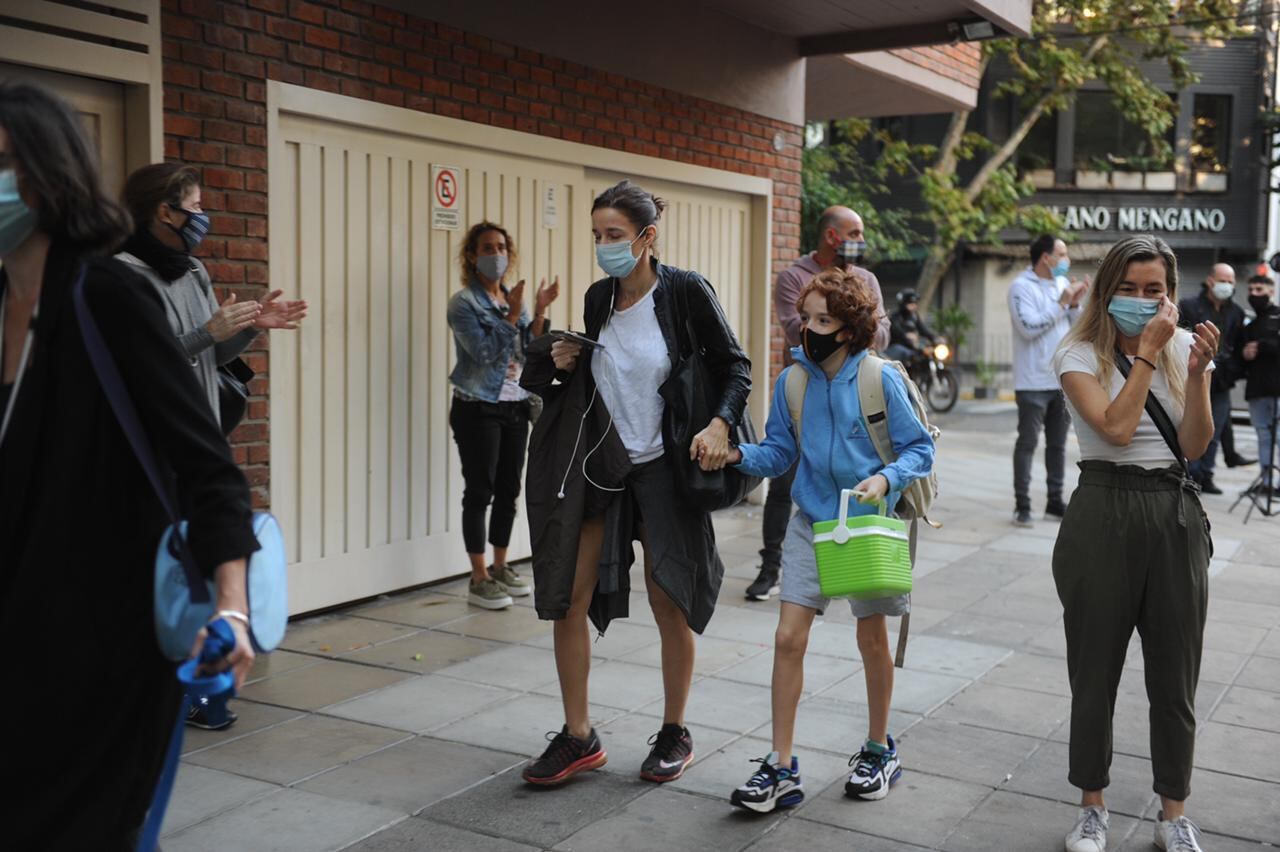 Aplausos en los colegios de la Ciudad (Foto: Federico López Claro)