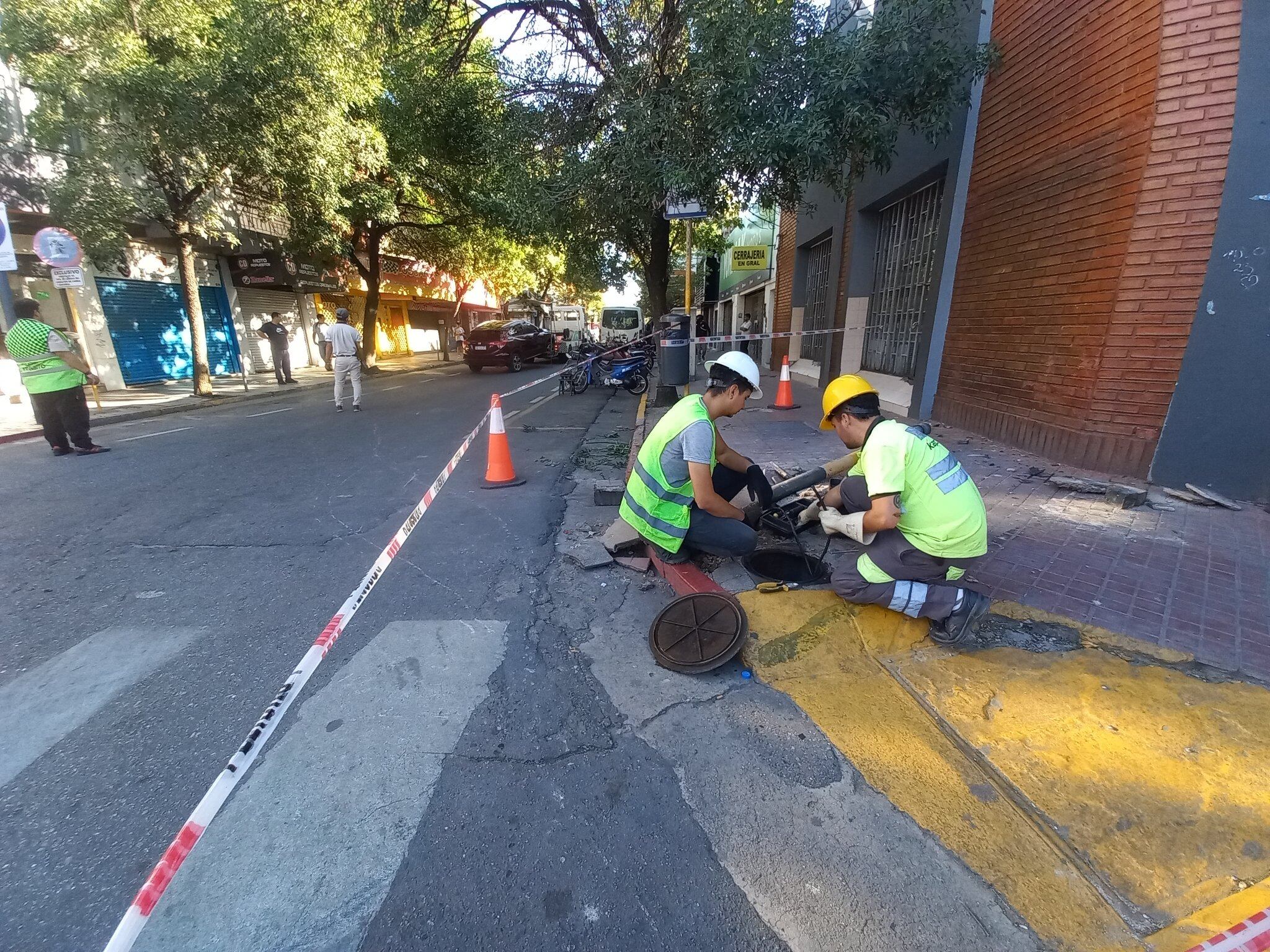 Operarios arreglando la estructura dañada.