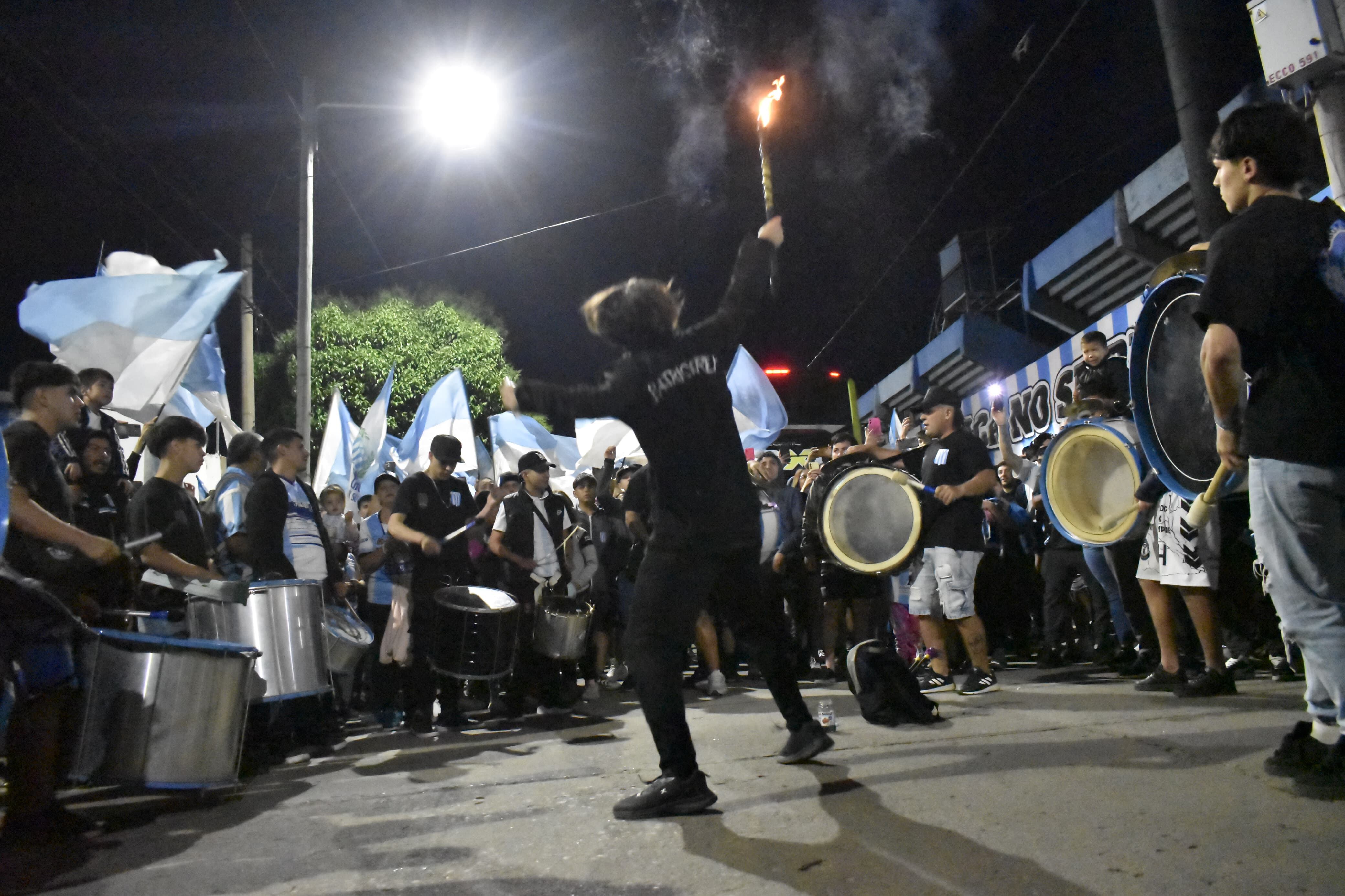 El banderazo de los hinchas de Racing. (Gentileza).