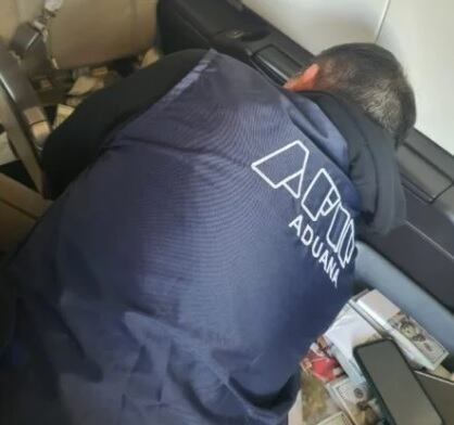 Secuestran millonario cargamento de divisas en un avión.