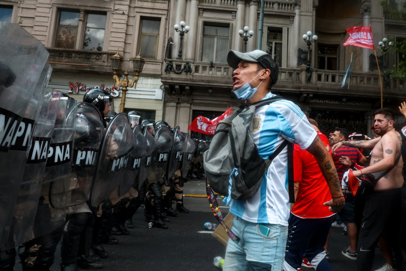 Marcha. Graves destrozos e incidentes frente al congreso. (Gentileza Clarín)