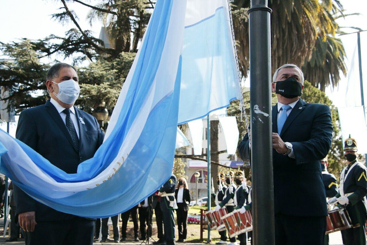 El intendente Raúl Jorge y el gobernador Gerardo Morales, izando la Bandera Nacional en el acto recordatorio del Éxodo Jujeño.