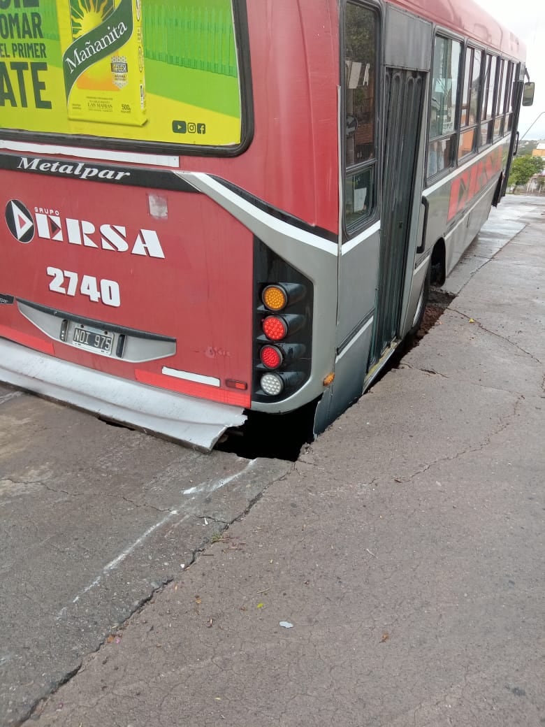 Los pasajeros lograron descender de la unidad y no se registraron heridos. (Foto: José Reyna)