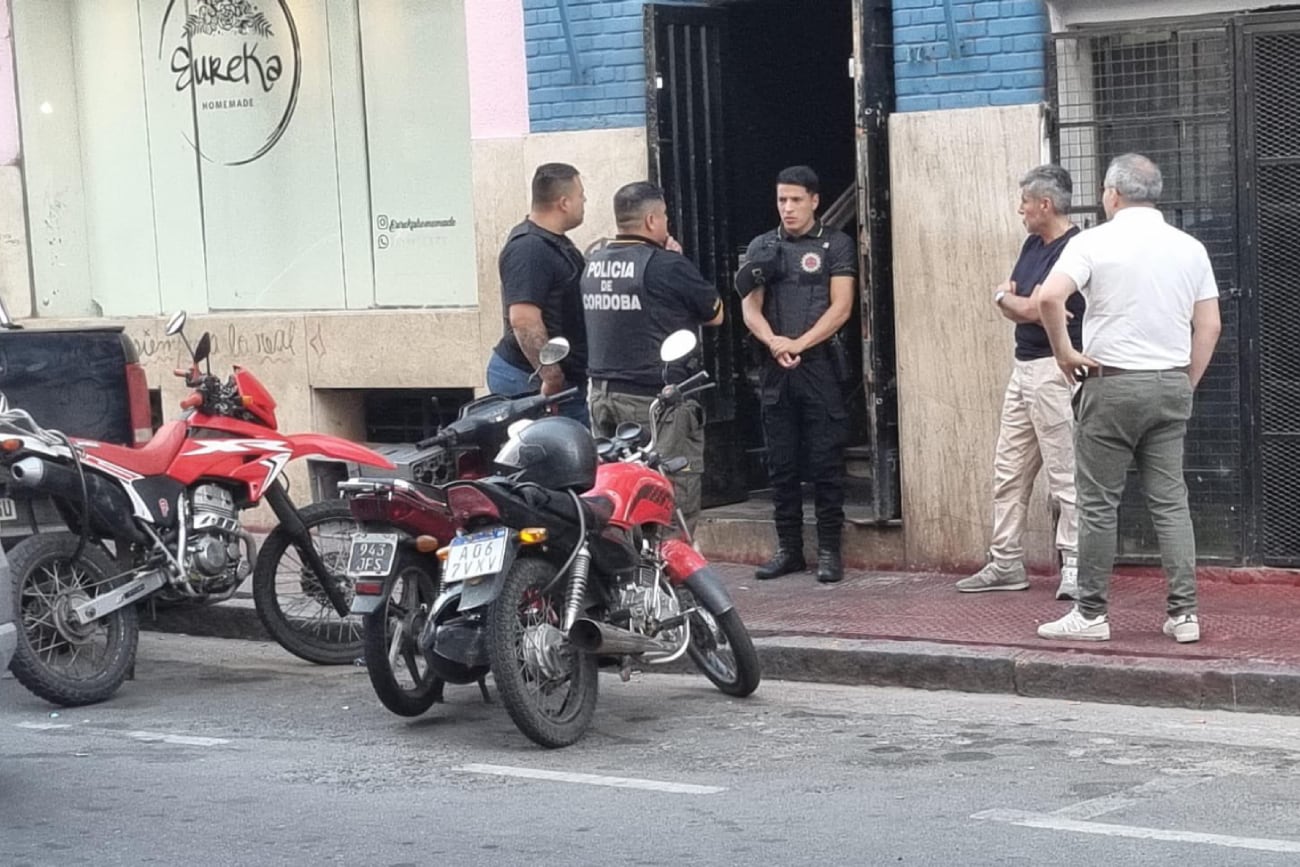 Una mujer trabajaba en uno de los boliches clausurados. 